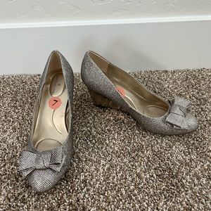 Bandolino Silver Sparkle Wedge, Size 7